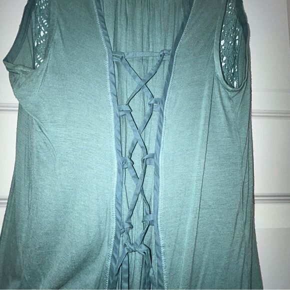 Tiny Button Front Criss Cross Tie Back Sleeveless Top - Picture 11 of 12